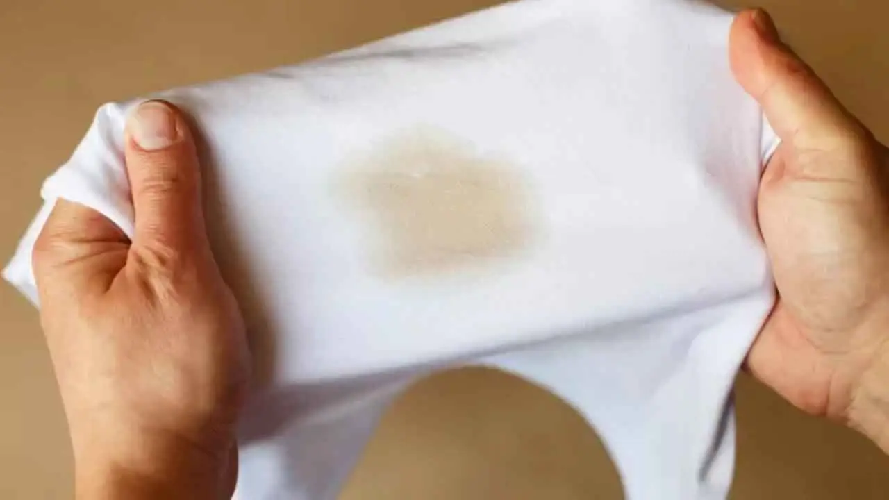 Come togliere le macchie di olio dai vestiti: il trucco della nonna