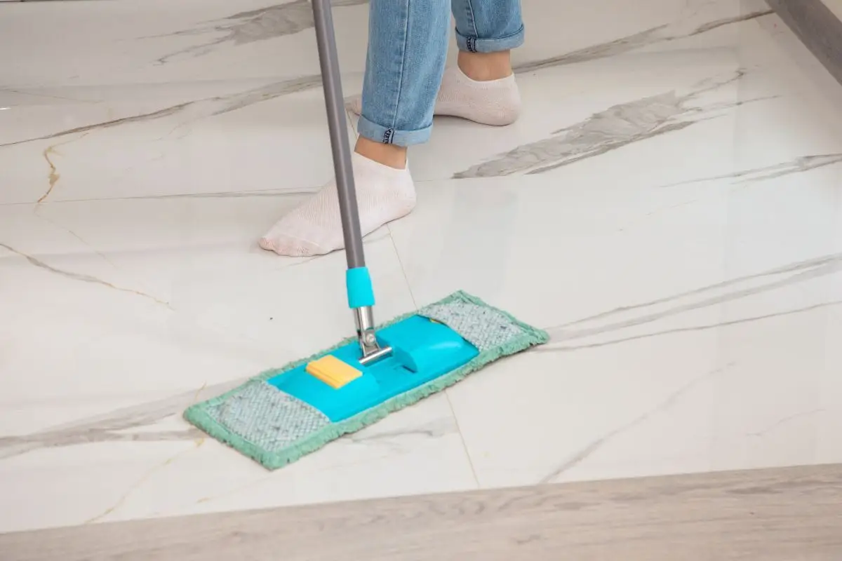 Lavare il pavimento in gres porcellanato senza rovinarlo: ecco i consigli dell’esperto