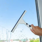 Come pulire le finestre senza lasciare aloni: il metodo migliore