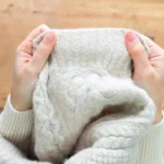 Lava le maglie di lana: il trucco casalingo per mantenerle morbide e integre