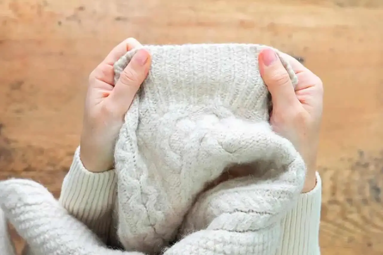 Lava le maglie di lana: il trucco casalingo per mantenerle morbide e integre