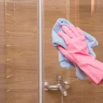 Come togliere il calcare dalle superfici in vetro: ecco cosa fare