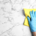 Il trucco per un marmo splendente: non la cera, ma questo ingrediente che hai in casa