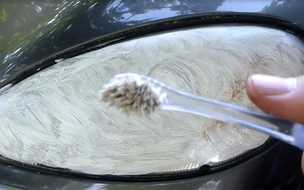 Metti il dentifricio sui fari dell’auto: il metodo per farli tornare come nuovi