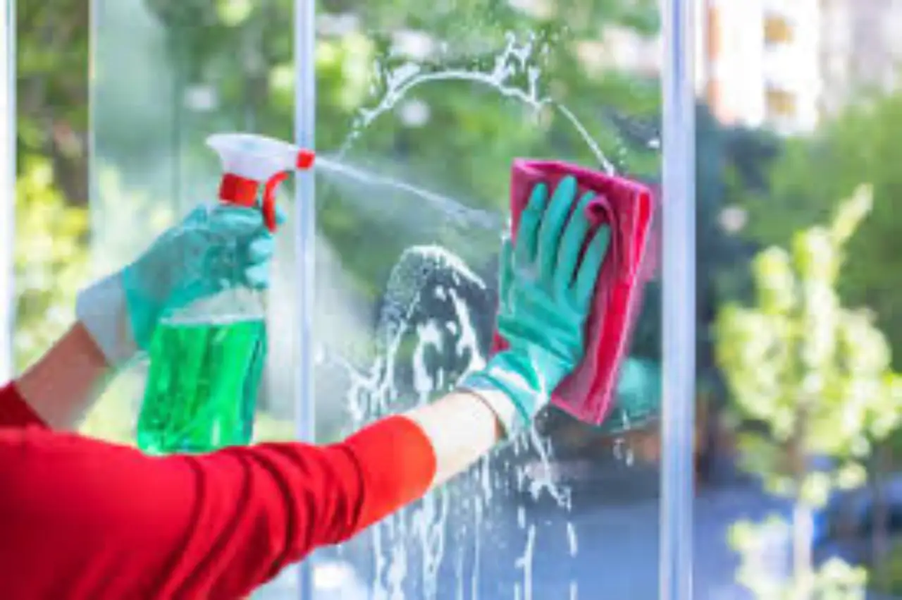 Come pulire i vetri interni senza lasciare striature: il segreto dei professionisti