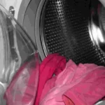 Non lasciare i vestiti umidi nel cestello: ecco perché puzzano