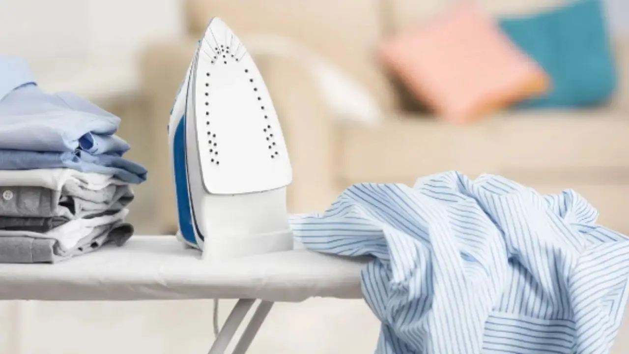 Il trucco geniale per profumare i vestiti mentre li stiri: ecco cosa aggiungere nell’acqua