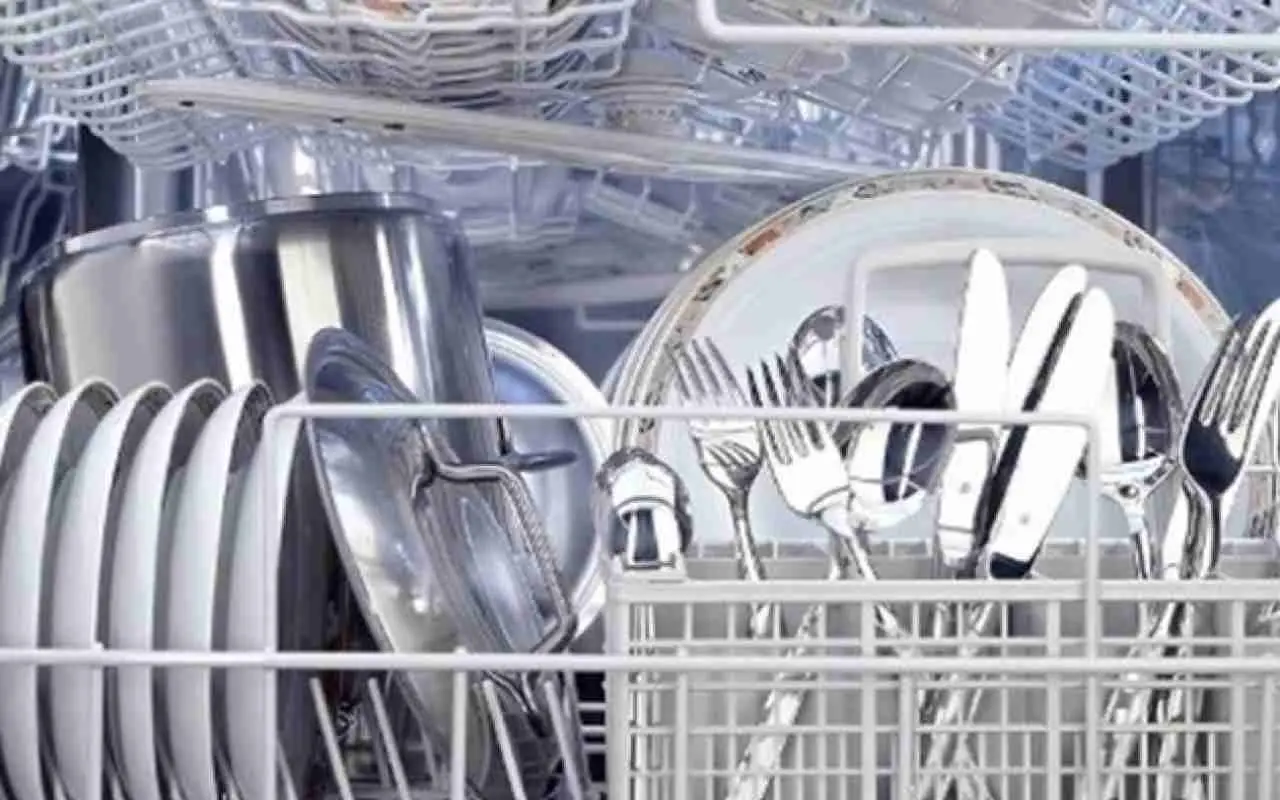 Non usare acqua fredda per lavare i piatti: ecco il motivo
