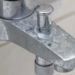 Come rimuovere il calcare dal bagno: ecco il trucco