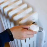 Riscaldare casa a costo zero: ecco il trucco per il termosifone