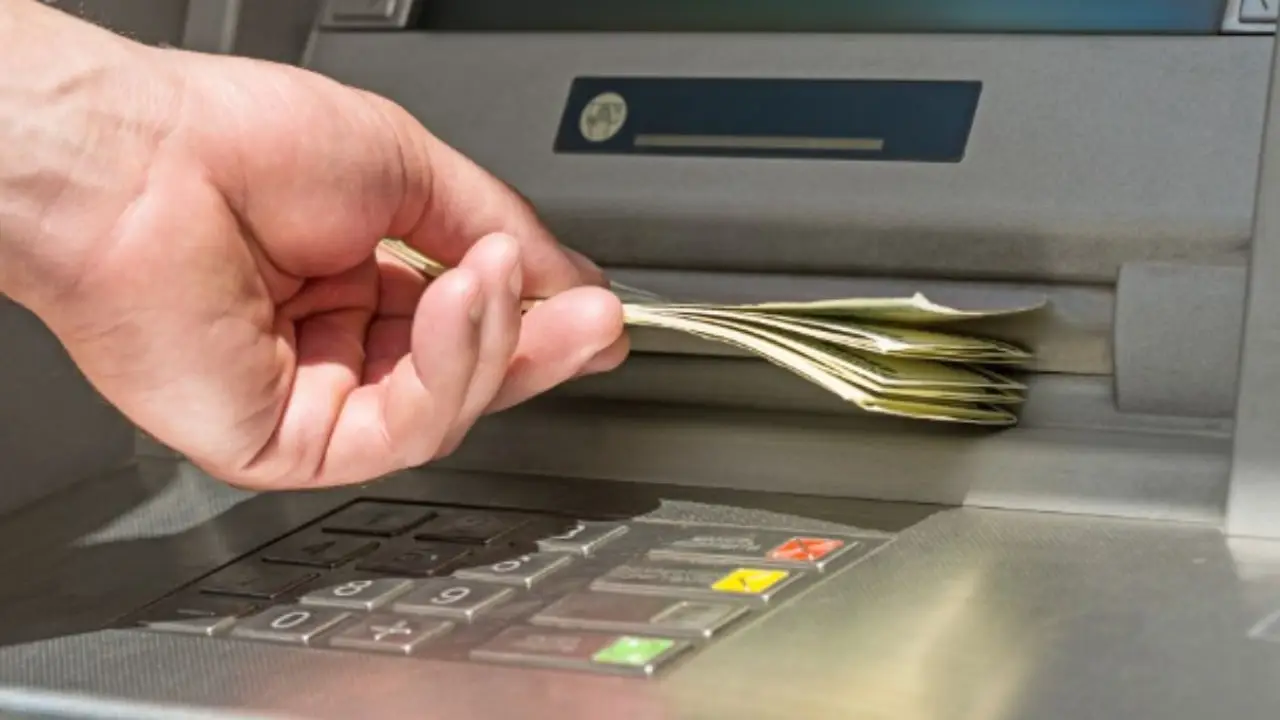 Tenere i soldi sul conto corrente è un errore: ecco dove metterli per proteggerli dall’inflazione