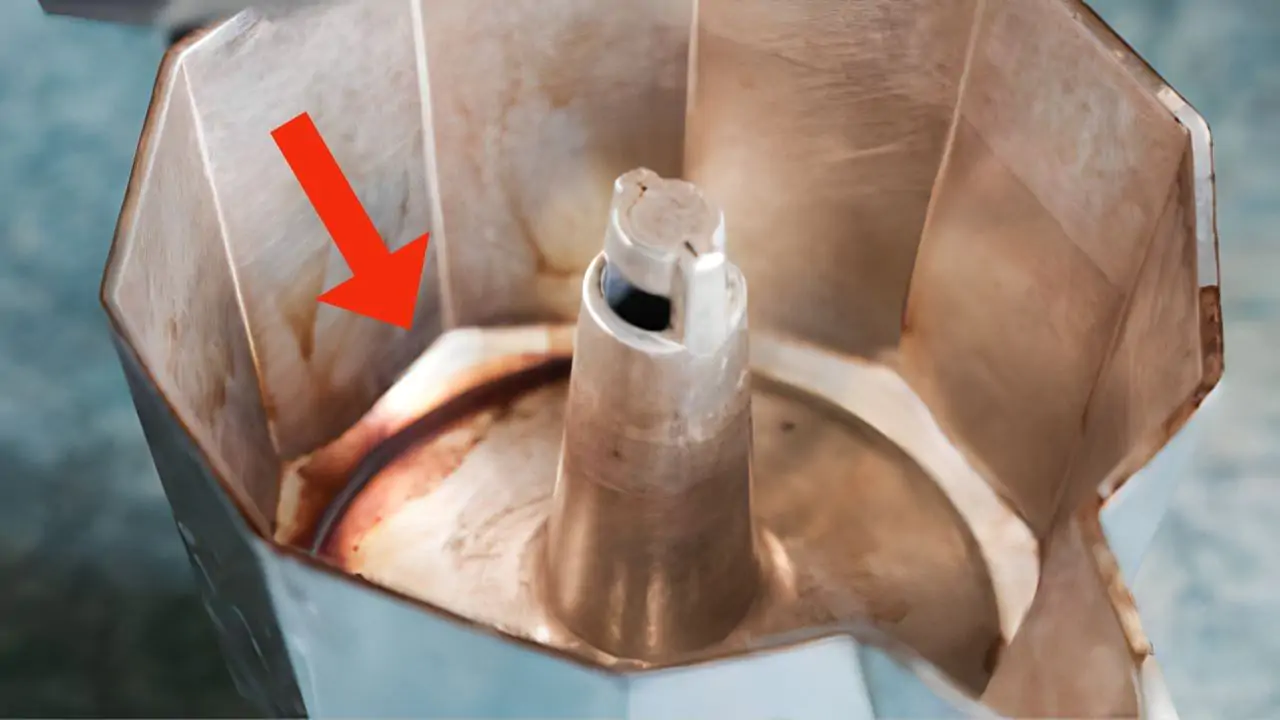 Come eliminare le incrostazioni dalla moka: il rimedio infallibile