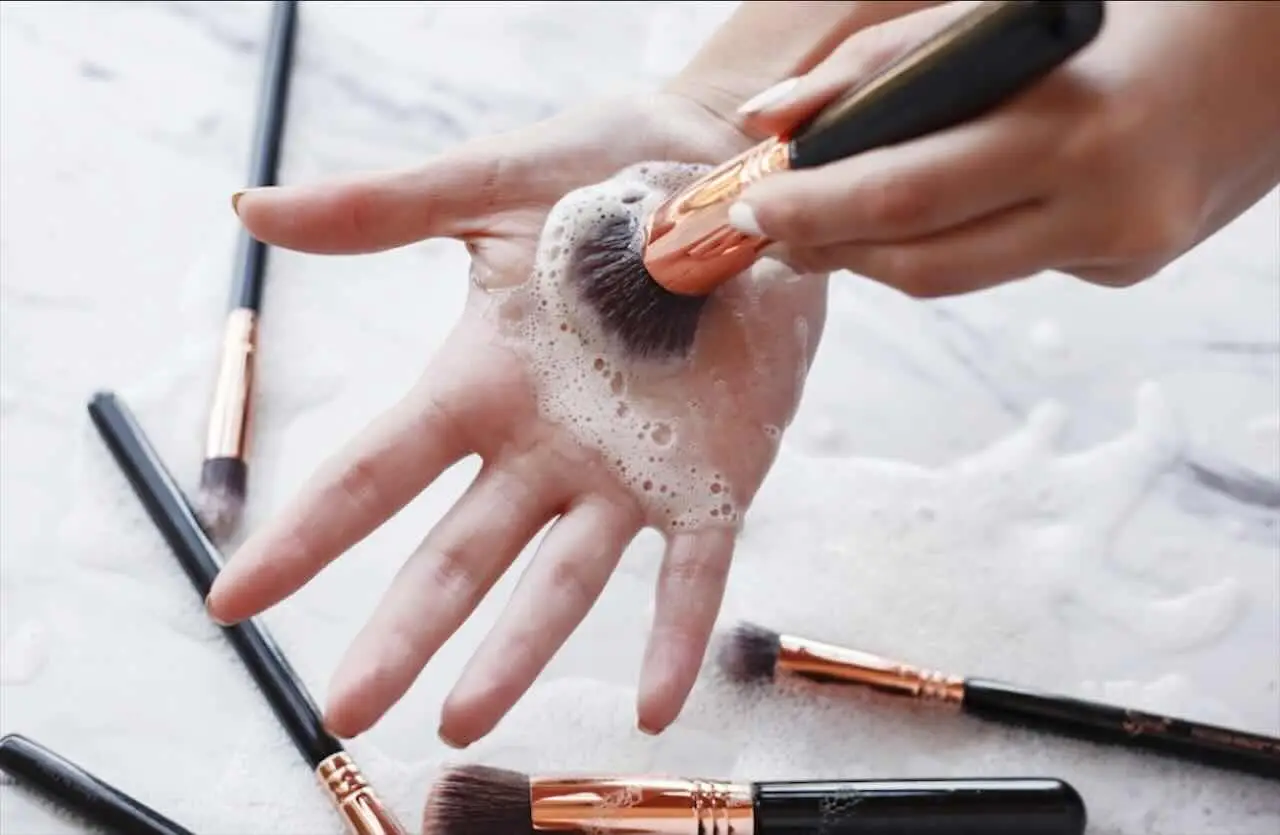 Come lavare i pennelli da trucco? Ecco i cinque trucchetti della nonna