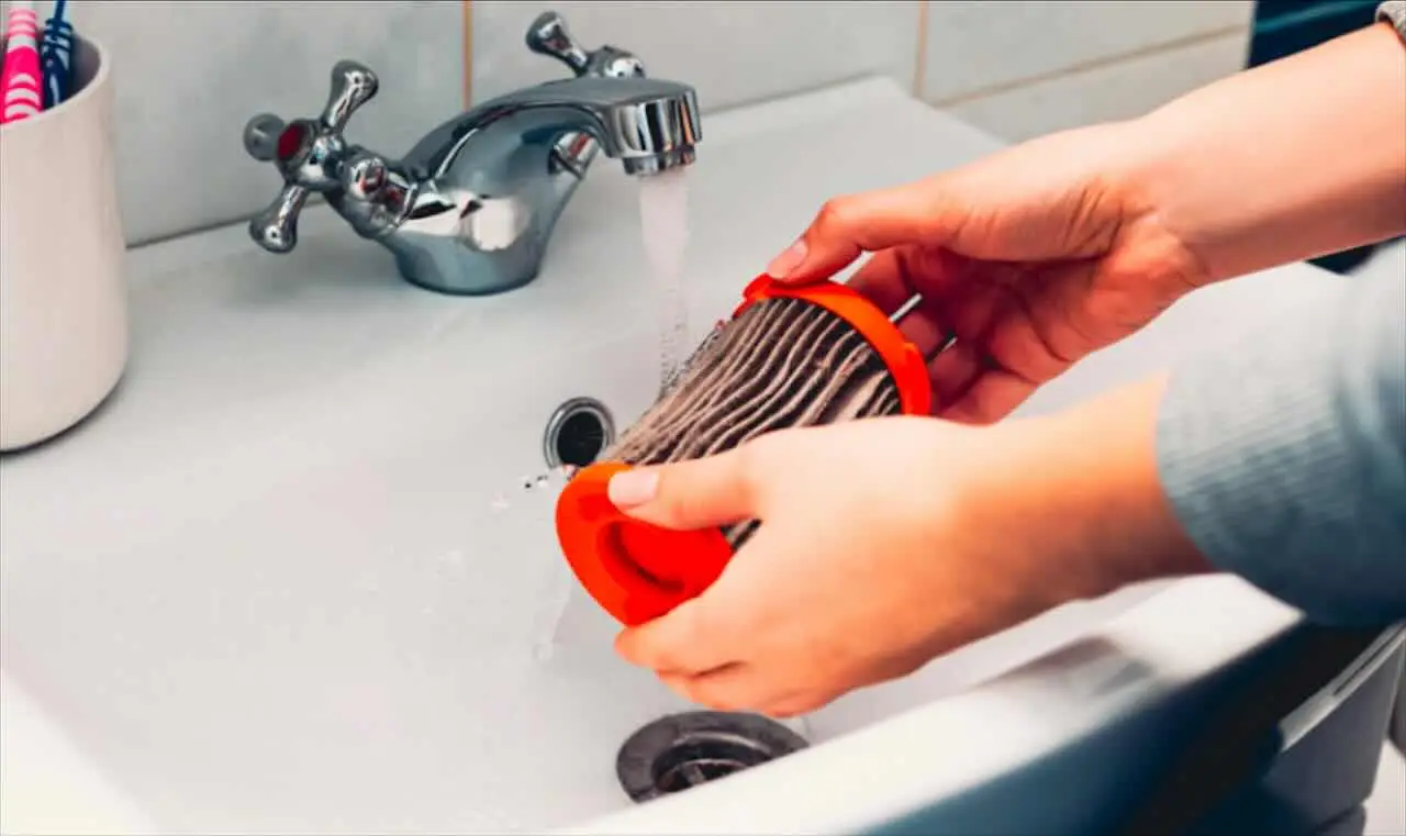 L’aspirapolvere ha perso potenza, perché: il filtro è intasato, ecco come pulirlo