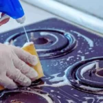 Come sgrassare i fornelli incrostati: ecco il rimedio della nonna