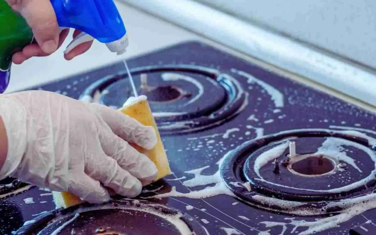 Come pulire i fornelli: ecco i cinque trucchetti della nonna