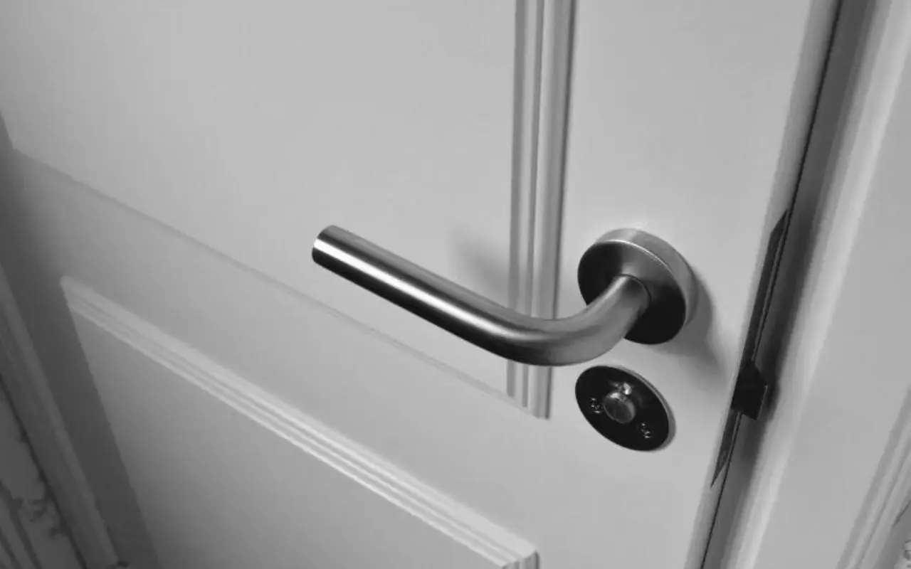 Come sistemare una porta che cigola? Il trucco veloce con l’olio giusto