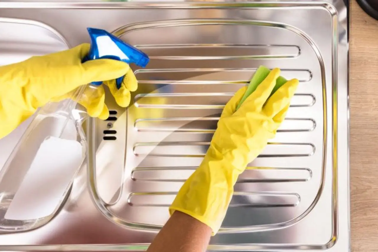 Come far brillare l’acciaio inox della cucina senza aloni: basta usare questo prodotto che hai già in casa