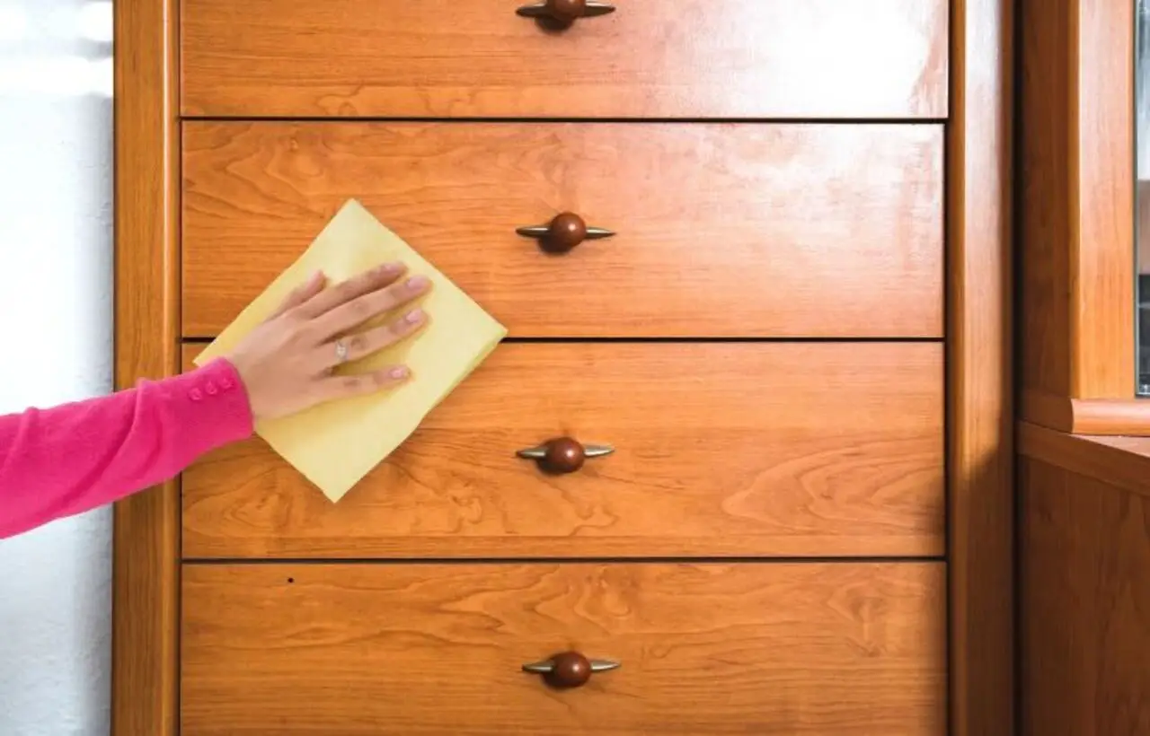 Come sgrassare i mobili della cucina, sia dentro che fuori: utilizza questo ingrediente segreto