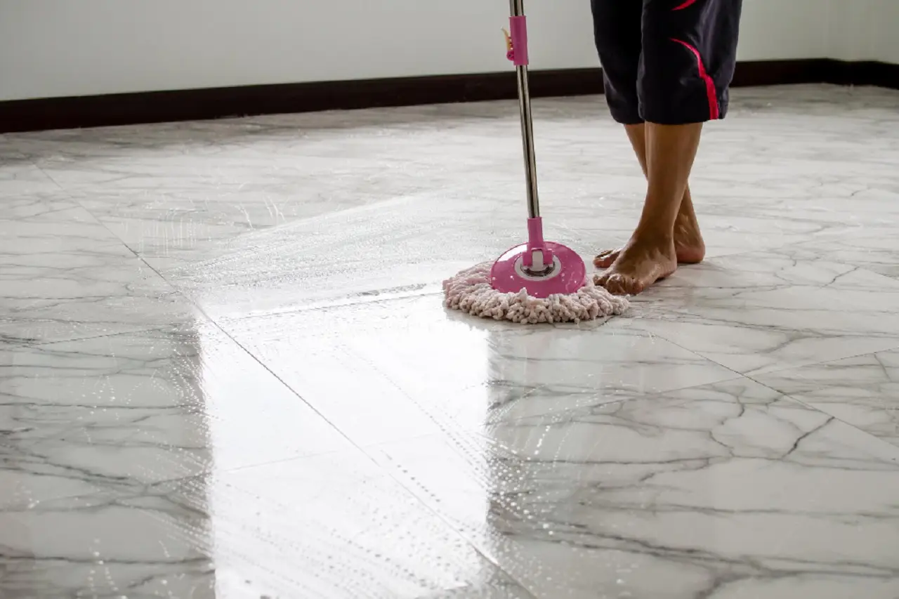 Come lucidare i pavimenti in marmo bianco: il metodo della nonna