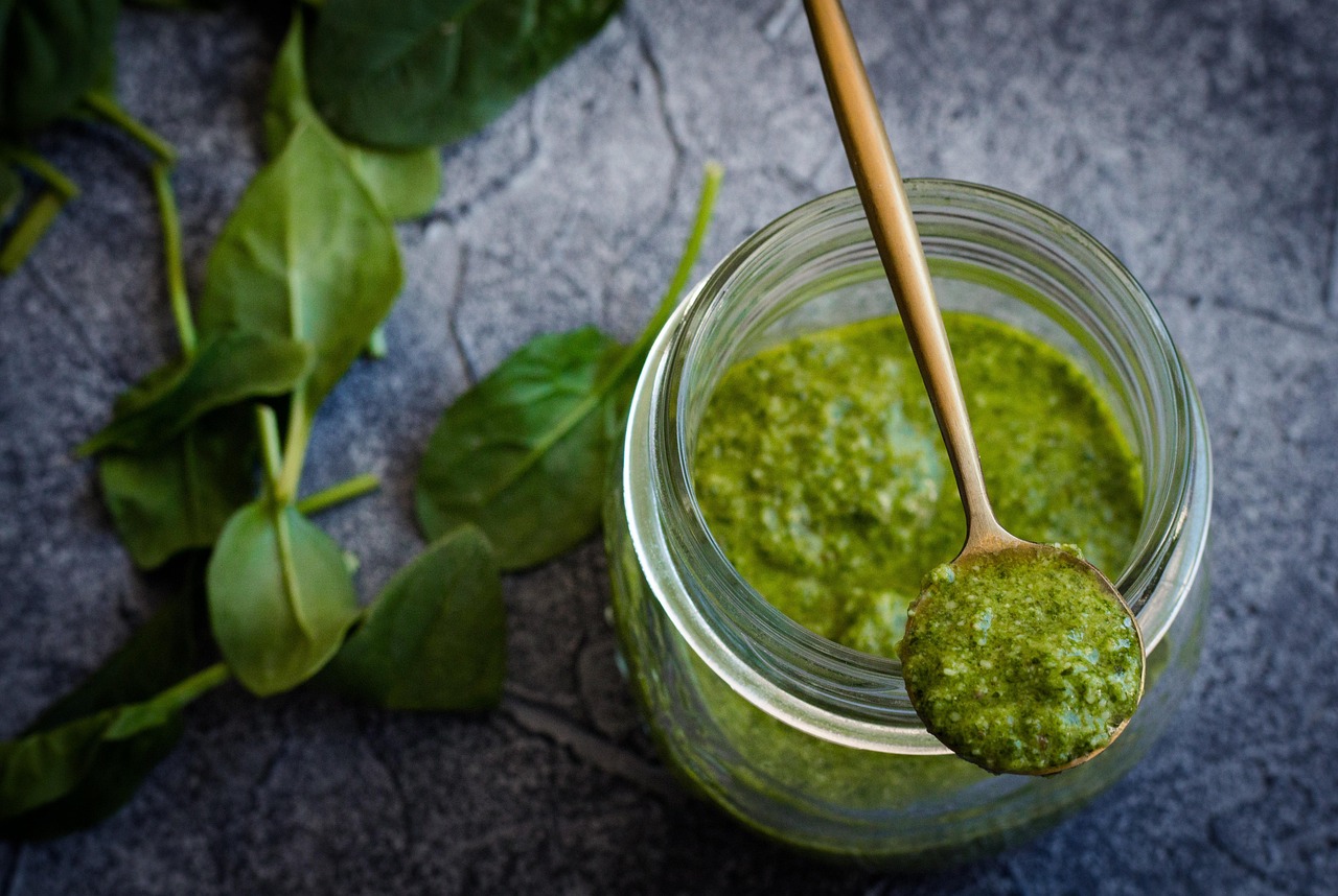 Pesto fatto in casa con un cubetto di ghiaccio nel frullatore per mantenerne il colore verde.