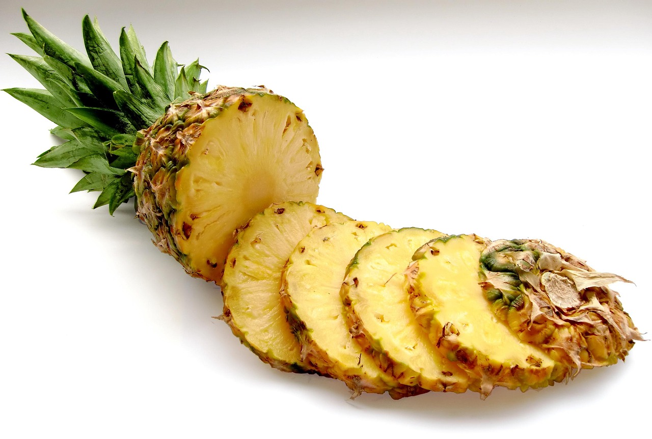 Fetta di ananas fresca su un piatto, ideale dopo un pasto pesante di carne.