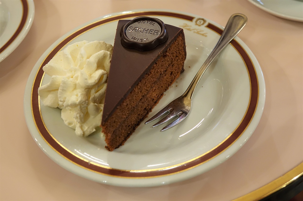 Torta Sacher con marmellata di albicocche calda spennellata sulla superficie.