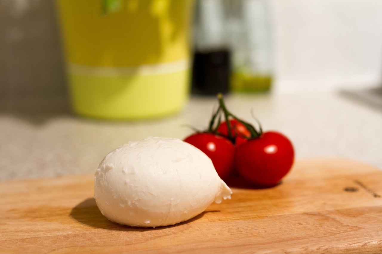Acqua di governo della mozzarella versata in una ciotola per impastare la pizza.