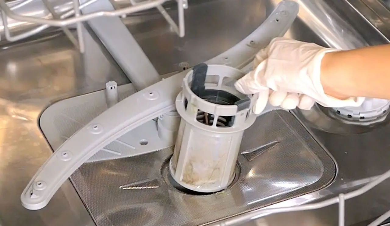 Come pulire il filtro della lavatrice: ecco il trucco